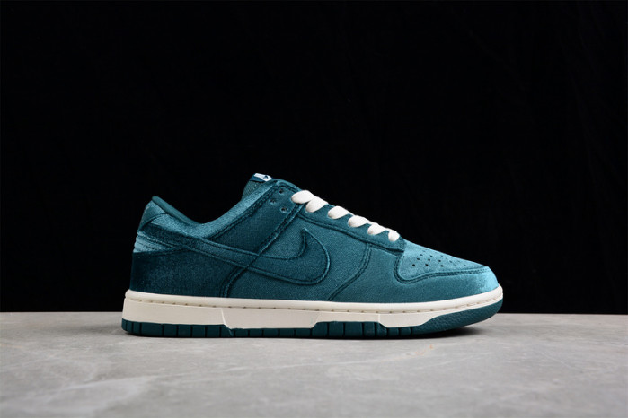 Nike Dunk Low Green Velvet (W) DZ5224-300