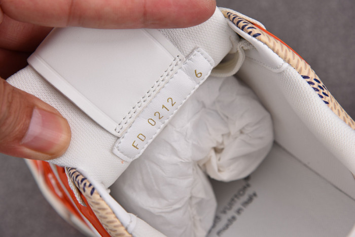 LV TRAINER SNEAKER LV-000595