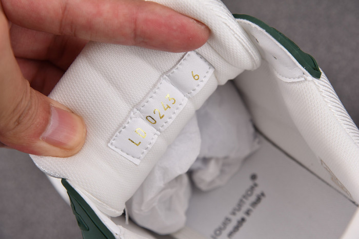 LV SNEAKER LV-000120