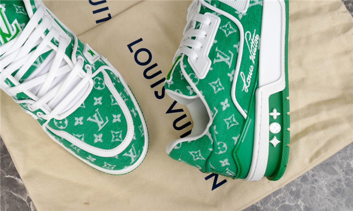 LV SNEAKER LV-000215