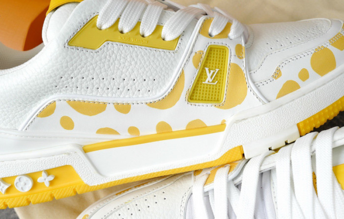 LV SNEAKER LV-000235