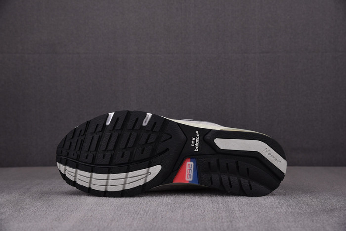 NEW BALANCE SNEAKER NB070