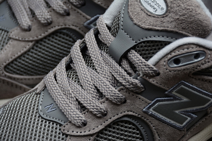 NEW BALANCE SNEAKER 002