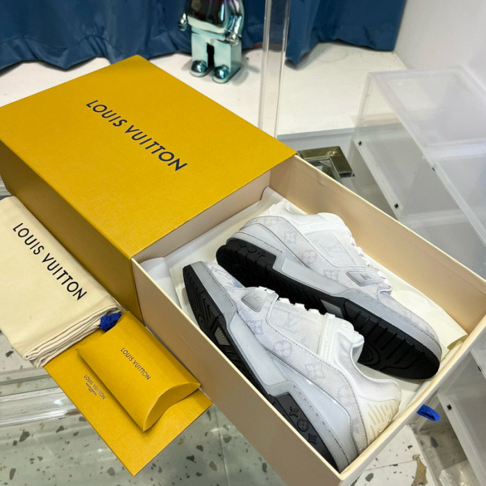 LV SNEAKER LV-000416