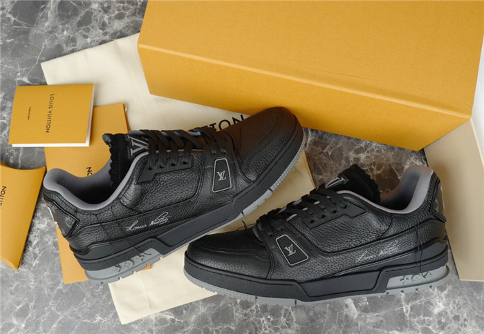 LV SNEAKER LV-000228